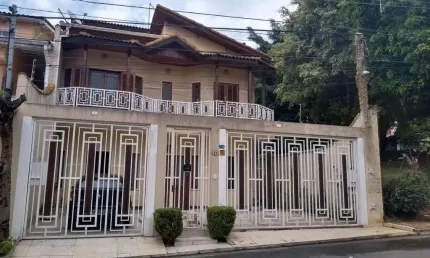 Excepcional sobrado à venda, com 3 dormitórios, 3 vagas de garagem e piscina, na região doJardim Sa