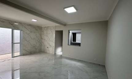 More a 200 metros do Bosque Maia – Casa Térrea Reformada no Parque Renato Maia com Conforto, Sofist