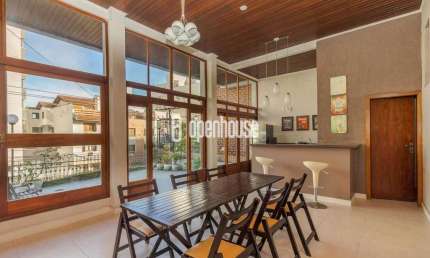 Casa - 239m² com 4 dormitórios - 1 suíte - 3 vagas de garagem no bairro Bela Vis