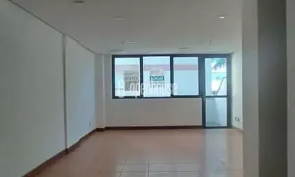 Sala comercial de 45m² com 2 vagas de garagem cobertas