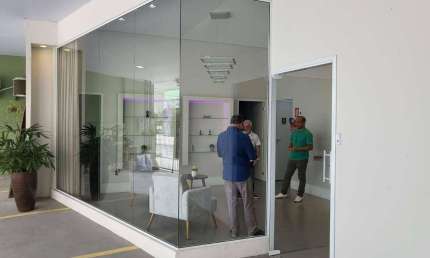PONTO COMERCIAL PARA CLÍNICA DE ESTÉTICA E SALÃO DE BELEZA MOBILIADO