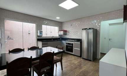 Excelente casa de 4 quartos com 1 suíte à venda no bairro Atami, a 5 km da Ilha do Mel. Totalmente MOBILIADA!