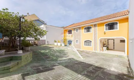 Amplo Sobrado com 5 Quartos (1 Suíte), Área Gourmet e 7 Vagas, no Guabirotuba, semimobiliado
