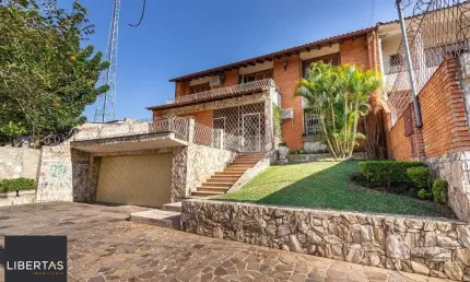 Casa sobrado no Partenon de 3 dormitórios e amplo pátio
