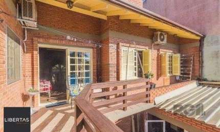 Casa sobrado na Lomba do Pinheiro com 4 dormitórios e 2 vagas