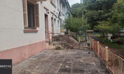 Sobrado no bairro Petrópolis com 4 dormitórios e amplo pátio
