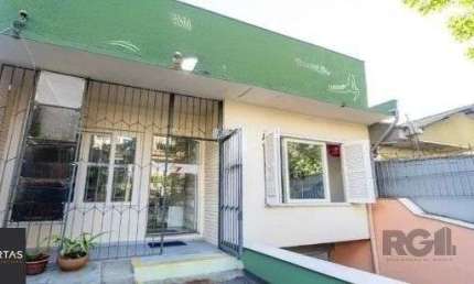 Casa no bairro Petrópolis de 3 dormitórios e 4 vagas