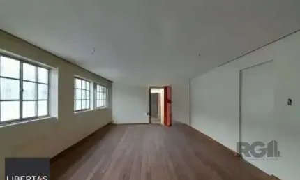 Sobre Loja com 140m² no bairro Santa Cecília - Porto Alegre
