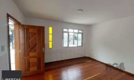 Casa com 2 quartos para alugar na Rua Saudável, 215, Medianeira, Porto Alegre
