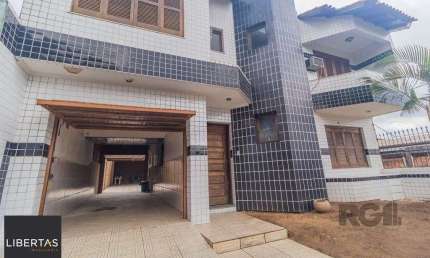 Casa com 240m², 3 dormitórios, 6 vagas no bairro Sarandi