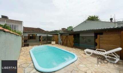 Casa 03 dormitórios com piscina próxima a Av. Prof. Oscar Pereira e todos os rec
