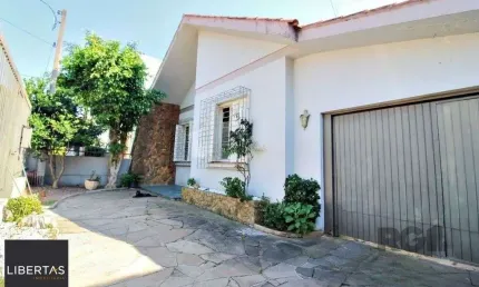 Casa 4 dormitórios, 2 vagas, em rua tranquila próxima a rua Oscar Pereira
