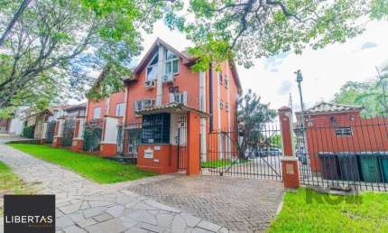 Casa em condoínio com 3 dormitorios, 2 suítes e  duas vagas de garaem no  bairro