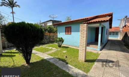 Casa que possui 3 dormitórios, banheiro social, ampla cozinha, sala de estar, ót