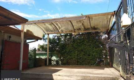 Casa 2 dormitórios, sala, banheiro garagem coberta, terreno 694m² bairro Camaquã
