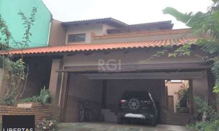 Casa de 270m² - 3 dormitórios, 1 suíte, churrasqueira, pátio e 3 vagas de garage