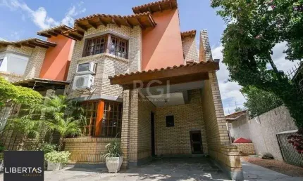 Casa de 147m² - 3 dormitórios, 1 suíte, churrasqueira, pátio com piscina e 3 vag