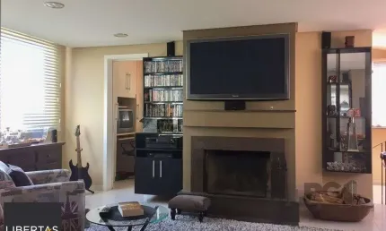Amplo apartamento duplex com 2 dormitórios e 1 vaga de garagem.