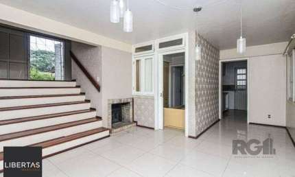 Excelente casa de 147m² com 3 dormitórios, 4 vagas e 1 piscina.