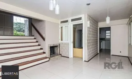 Excelente casa de 147m² com 3 dormitórios, 4 vagas e 1 piscina.