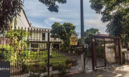 Casa 250m² - 5 dormitórios, 2 suítes e 4 vagas no bairro Santa Maria Goretti