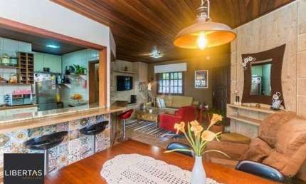 CASA DE 2 DORMITÓRIOS, PISCINA, CHURRASQUEIRA E 2 VAGAS DE GARAGEM NO BAIRRO HÍP