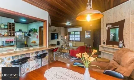 Casa de 2 dormitórios, piscina, churrasqueira e 2 vagas de garagem no bairro híp