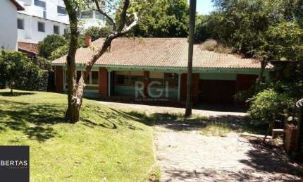 Casa para Venda - 244m², 2 dormitórios, 4 vagas - Teresópolis