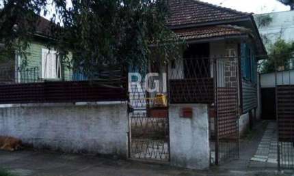 Casa para Venda - 300m², 2 dormitórios, 3 vagas - Teresópolis