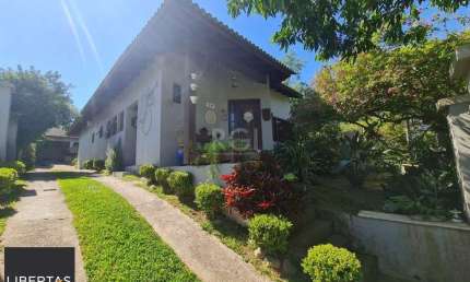 Casa em lindo terreno alto ao nível da rua medindo 10 × 32 onde consta uma resid