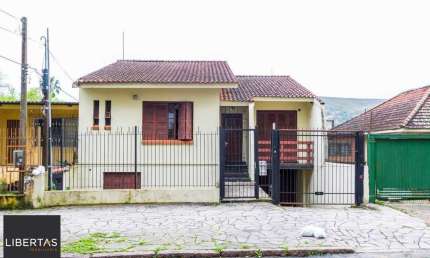 Casa para Venda - 150m², 4 dormitórios, sendo 1 suites, 5 vagas - Teresópolis
