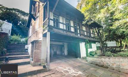 Casa Rústica (Enxaimel) com 3 pisos e pátios amplos.