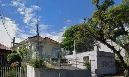 Casa 3 dormitórios,  1 vaga de garagem ampla e coberta.  Possui edícula com 3 pe
