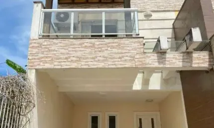 Bela casa três dormitórios localizada nos altos do bairro Guarujá