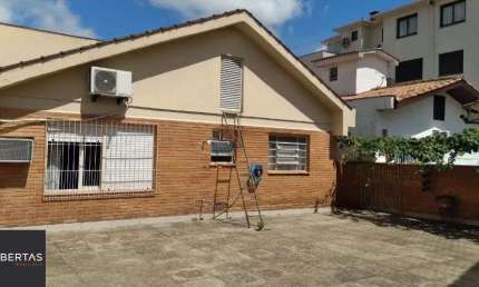 Casa com pátio e 3 dormitórios no Bairro Jardim Itu.
