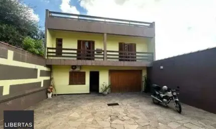 Ótima casa no bairro Jardim Lindóia, com 4 quartos, pátio amplo e área com churr