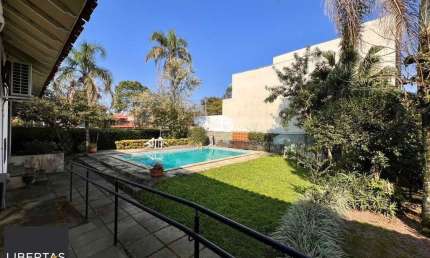 Casa térrea, com 3 dormitórios, sendo 2 suítes, 5 vagas, piscina, no bairro Ipan