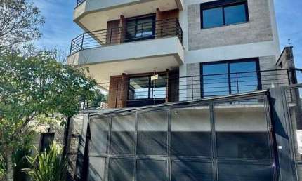Casa com 3 quartos à venda na Rua Doutor Sérgio de Figueiredo, 300, Guarujá, Porto Alegre