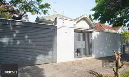 Casa reformada com 3 dormitórios, 5 vagas no bairro São João