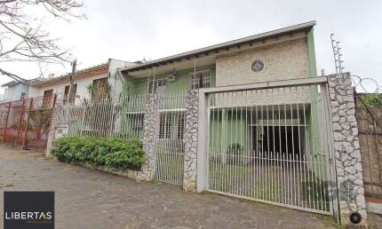 Casa com 5 suítes, 7 banheiros, 4 vagas no bairro Partenon