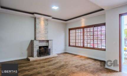 Casa de 214m² com 4 dormitórios, 1 suíte, piscina e 2 vagas no bairro Teresópoli