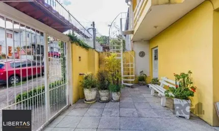 São duas casas no mesmo pátio, com 308,22m² de área construída. próxima a av. te