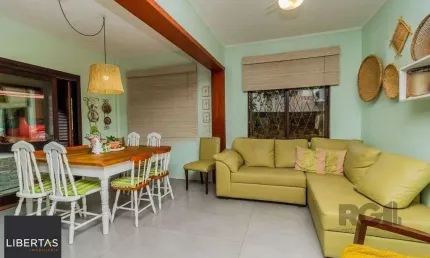 Impecável casa no bairro Medianeira. Living de 3 ambientes com lareira. Com 4 do