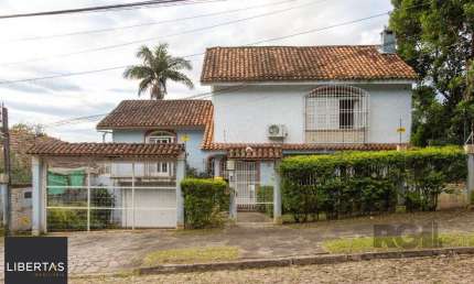 Casa no bairro Cristal, Possui 4 dormitórios, sendo 1suíte, closet e banheira de