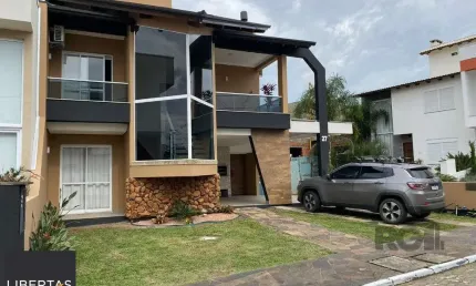 Casa em condominio com excelente padrão construtivo, possui 3 dormitórios, sendo