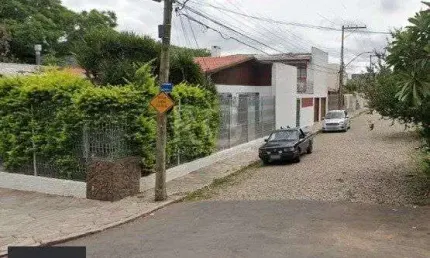 Excelente casa térrea mais um loft construído em edícula anexa, com pátio.