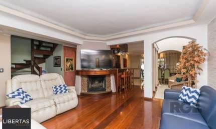Casa 381m² - 5 dormitórios, 1 suíte, piscina e 6 vagas no bairro São Sebastião