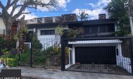 Excelente casa de 308 m² com 4 suítes e 4 vagas de garagem.