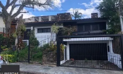 Excelente casa de 308 m² com 4 suítes e 4 vagas de garagem.