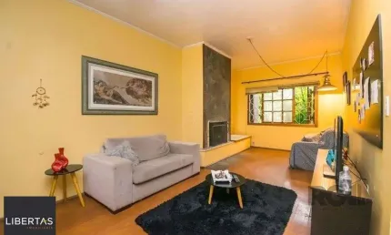 Excelente casa de 354m² com 5 dormitórios e 8 vagas.